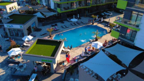 Fineloft Sea View Apartment-Spa n Pools beach resort
